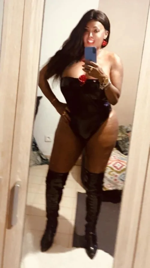 DISPO FEMINISATION FÊTE POPPERS GODES TRANS BLACK MAITRESSE NAOMI LYON APARTAMEN, escort trans Villeurbanne